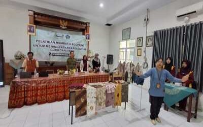 PELATIHAN MEMBATIK ECOPRINT UNTUK MENINGKATKAN KREATIVITAS GURU DAN SISWA